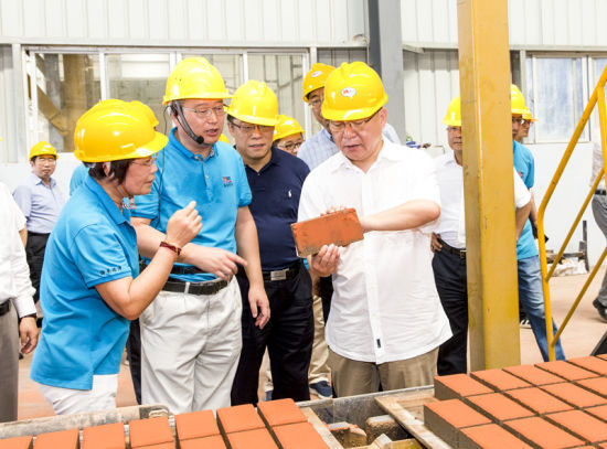 2019年6月21日下午，省長(zhǎng)沈曉明在三亞建筑廢棄物綜合利用廠，查看用建筑廢棄物綜合處理后制成的再生水泥磚。海南日?qǐng)?bào)記者 宋國(guó)強(qiáng) 攝