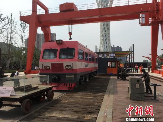公園內(nèi)的火車車廂與貨場龍門吊等工業(yè)遺跡?！「呒t超 攝