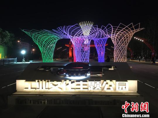 夜晚，奧運“五色樹”的燈光?！「呒t超 攝