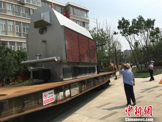 公園內(nèi)陳列著臥式蒸汽鍋爐等工業(yè)產(chǎn)品?！「呒t超 攝