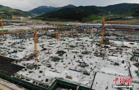 6月28日，航拍鏡頭下的河北張家口冬奧會(huì)太子城冰雪小鎮(zhèn)項(xiàng)目。太子城冰雪小鎮(zhèn)項(xiàng)目位于2022年冬奧會(huì)張家口賽區(qū)核心區(qū)，連接張家口賽區(qū)云頂和古楊樹(shù)兩個(gè)競(jìng)賽場(chǎng)館群，建成后將承擔(dān)賽時(shí)核心區(qū)配套保障功能，提供冬奧頒獎(jiǎng)、貴賓接待、交通換乘、休閑娛樂(lè)等服務(wù)，賽后將成為一座國(guó)際化四季度假小鎮(zhèn)。 中新社記者 楊艷敏 攝