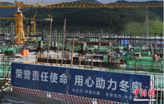 6月28日，河北張家口冬奧會(huì)太子城冰雪小鎮(zhèn)項(xiàng)目現(xiàn)場(chǎng)。太子城冰雪小鎮(zhèn)項(xiàng)目位于2022年冬奧會(huì)張家口賽區(qū)核心區(qū)，連接張家口賽區(qū)云頂和古楊樹(shù)兩個(gè)競(jìng)賽場(chǎng)館群，建成后將承擔(dān)賽時(shí)核心區(qū)配套保障功能，提供冬奧頒獎(jiǎng)、貴賓接待、交通換乘、休閑娛樂(lè)等服務(wù)，賽后將成為一座國(guó)際化四季度假小鎮(zhèn)。 中新社記者 楊艷敏 攝