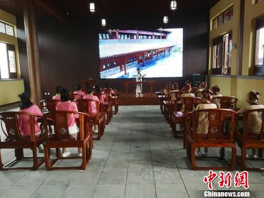 學(xué)生們?cè)诖笤瓡赫b讀國(guó)學(xué)經(jīng)典?！⊥貔i 攝