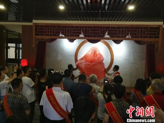 為董子石像揭幕?！⊥貔i 攝