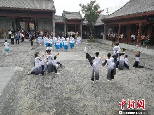 誦讀國(guó)學(xué)經(jīng)典展演?！⊥貔i 攝