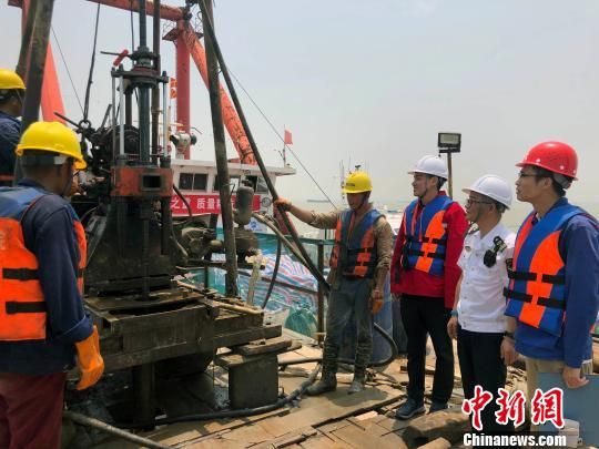 圖為勘察設(shè)計人員與常熟海事局執(zhí)法船在現(xiàn)場配合鉆探施工?！∥赫?攝