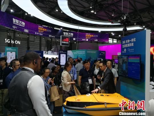 圖為現(xiàn)場人員講解5G“天地一體化”生態(tài)檢測系統(tǒng)。　任柏松 攝