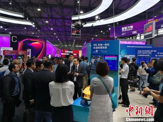 雄安新區(qū)展臺吸引不少眾多觀眾駐足關(guān)注?！∪伟厮?攝