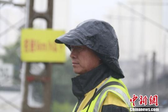 蘭州西工務(wù)段蘭州線路車間防護(hù)員雨中巡查。　王光輝 攝