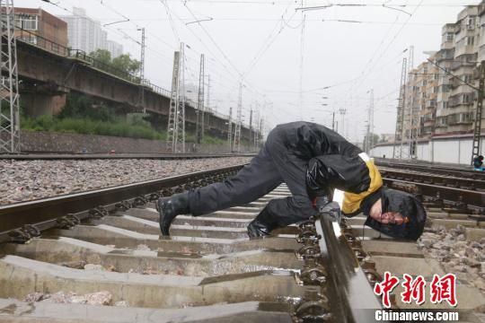 蘭州西工務(wù)段蘭州線路車間職工檢查線路幾何尺寸?！⊥豕廨x 攝