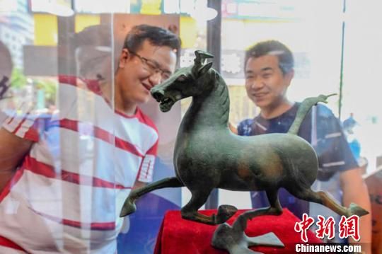 甘肅省博物館將榮登《國家寶藏》的文物銅奔馬和人頭形器口彩陶瓶搬到了絲路如意餐廳，讓顧客在餐廳內(nèi)就能近距離的和文物面對面?！＄娦?攝