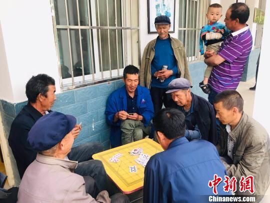 圖為老年人“興趣驛站”中的棋牌組?！“瑧c龍 攝