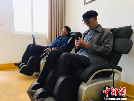 袁家壩村老年人使用按摩椅?！“瑧c龍 攝