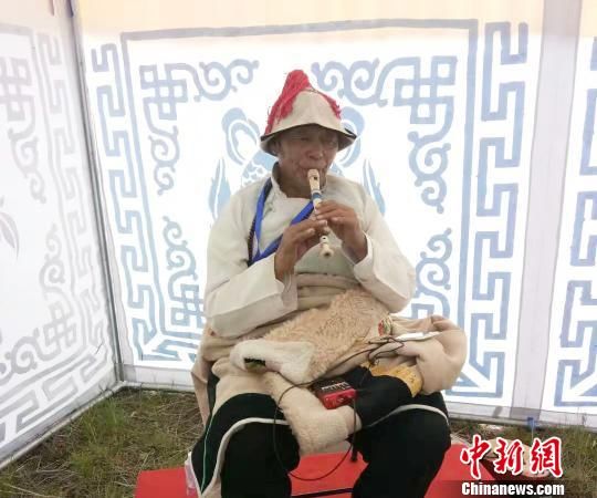 圖為瑪曲縣非遺彈唱藝術(shù)?！＄娦?攝