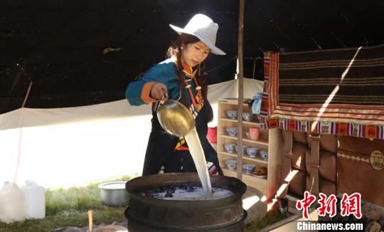 圖為展示瑪曲藏民族傳統(tǒng)特色美食制作工藝。　鐘欣 攝