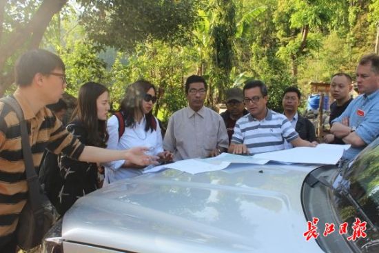 在尼泊爾，武漢市土地利用和城市空間規(guī)劃研究中心設(shè)計(jì)團(tuán)隊(duì)現(xiàn)場(chǎng)踏勘。(武漢市土地利用和城市空間規(guī)劃研究中心 供圖)