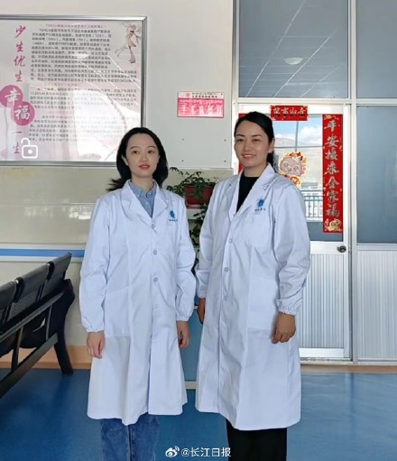 “有醫(yī)生嗎？有人暈倒了！”武漢協(xié)和醫(yī)院援藏醫(yī)療隊員聽到呼救就沖了上去