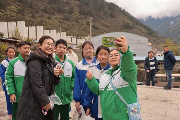 為驗(yàn)證“高反風(fēng)險(xiǎn)預(yù)測(cè)”小程序，這群高中生真去了趟高原