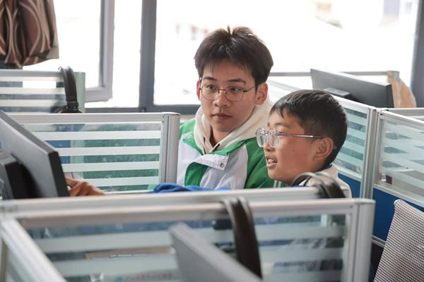 為驗(yàn)證“高反風(fēng)險(xiǎn)預(yù)測(cè)”小程序，這群高中生真去了趟高原