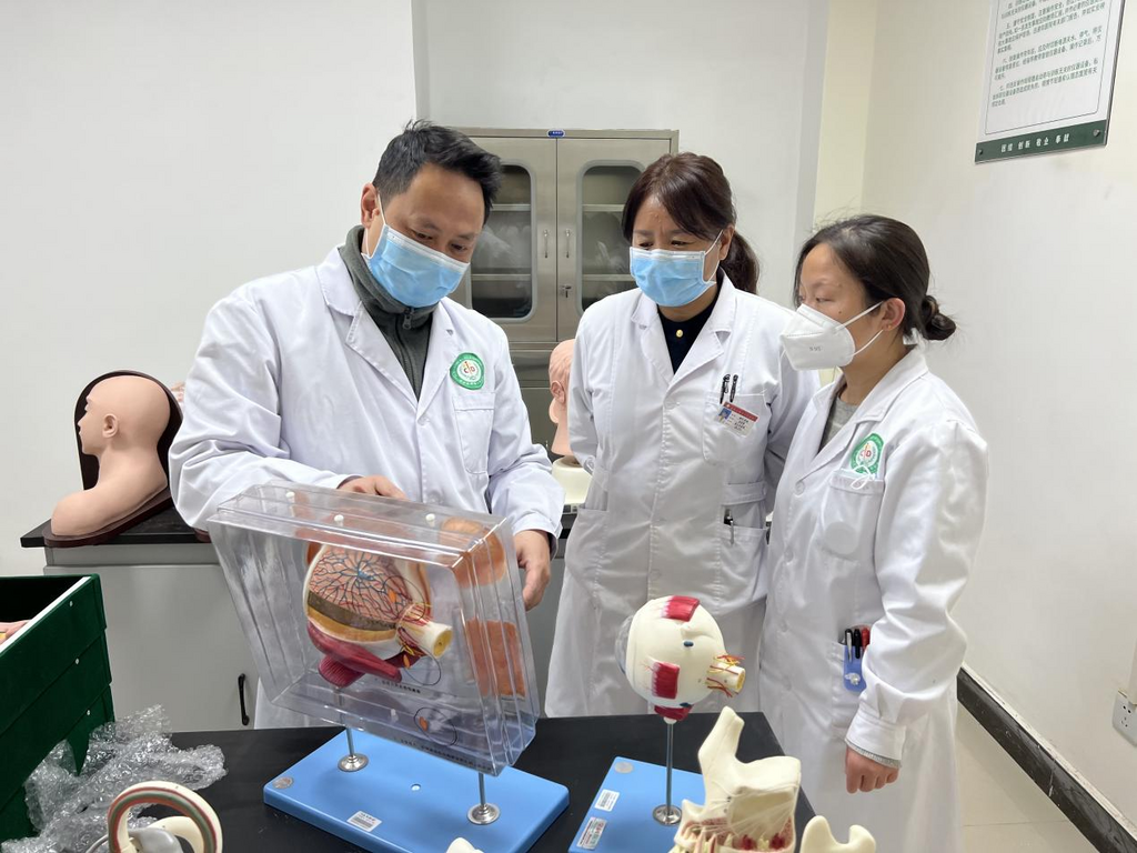 重慶援藏醫(yī)療專家開展“師帶徒”工作。