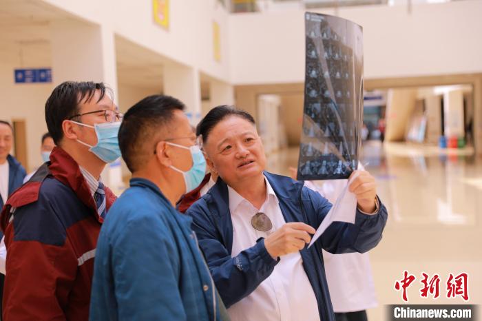 上海專家們采用“一對一”指導(dǎo)等方式，帶動日喀則市人民醫(yī)院科室、醫(yī)生業(yè)務(wù)水平的提升?！∩虾＝淮筢t(yī)學(xué)院供圖