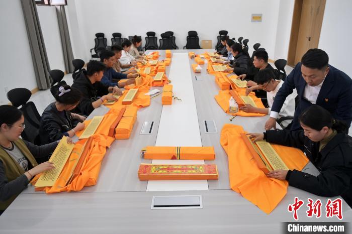 甘肅碌曲:推動(dòng)藏文古籍?dāng)?shù)字化