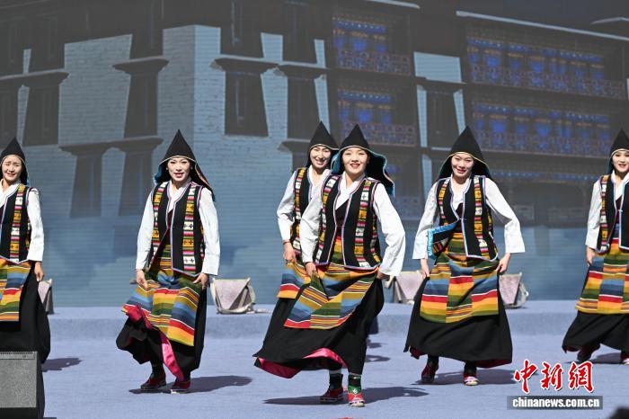 西藏“大地歡歌格?；ㄑ莩黾尽被菝裱莩鼍`放基層文化活力