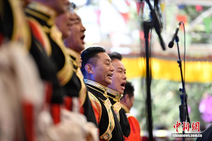 拉薩群眾音樂會點燃新年氛圍