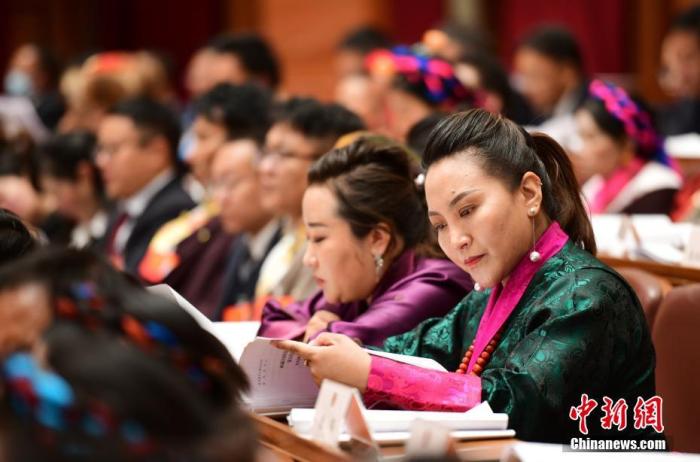 1月5日，次旦卓嘎(右一)在拉薩參加西藏自治區(qū)第十一屆人民代表大會(huì)第五次會(huì)議第二次全體會(huì)議。西藏自治區(qū)人大代表次旦卓嘎來自日喀則市定日縣，定日縣被稱為“洛諧故鄉(xiāng)”，作為西藏民間歌舞，洛諧已被列入中國國家非物質(zhì)文化遺產(chǎn)項(xiàng)目名錄，這是集歌、舞、樂、彈唱于一體的綜合藝術(shù)形式。參加完西藏2022年新年音樂會(huì)的次旦卓嘎告訴記者，每年參加的基層演出可達(dá)80場，“我希望用最純粹的方式，把最好的聲音帶到西藏乃至中國的各個(gè)角落。” <a target='_blank' href='/'><p  align=