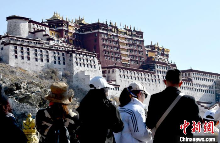 4月17日，游客在拉薩布達(dá)拉宮觀景臺(tái)拍照留念。　李林 攝