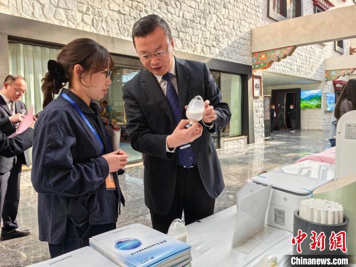 圖為簽約企業(yè)現(xiàn)場推介自己的產(chǎn)品?！≮w延 攝