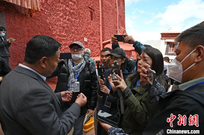 圖為中外媒體采訪布達拉宮管理處相關(guān)負責人?！≮w朗 攝