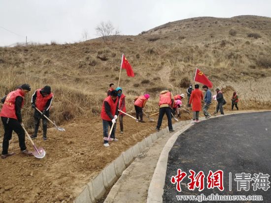 圖為尖扎干部職工生態(tài)建設(shè)和環(huán)境保護現(xiàn)場。尖宣 供圖