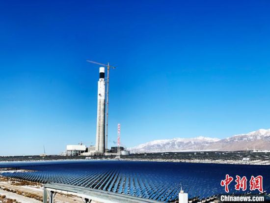 圖為地處柴達(dá)木盆地的光伏電站。　孫?！z