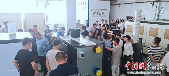 圖為行業(yè)內(nèi)人員進(jìn)行項(xiàng)目參觀。 活動(dòng)主辦方供圖