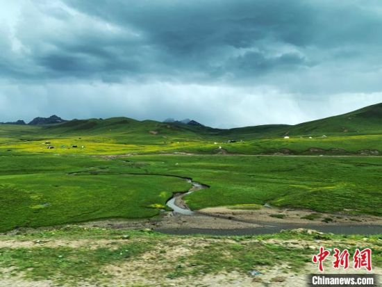 自2005年啟動三江源生態(tài)保護和建設(shè)工程以來，果洛州共治理黑土灘315.11萬畝，使果洛州生態(tài)環(huán)境15年來得到明顯好轉(zhuǎn)?！O睿 攝