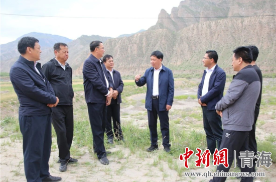 圖為黃南州有關(guān)領(lǐng)導(dǎo)現(xiàn)場踏勘、督導(dǎo)生態(tài)環(huán)保責(zé)任落實(shí)情況現(xiàn)場。黃宣攝