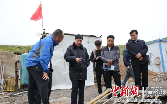 圖為黃南州有關(guān)領(lǐng)導(dǎo)現(xiàn)場踏勘、督導(dǎo)生態(tài)環(huán)保責(zé)任落實(shí)情況現(xiàn)場。黃宣攝