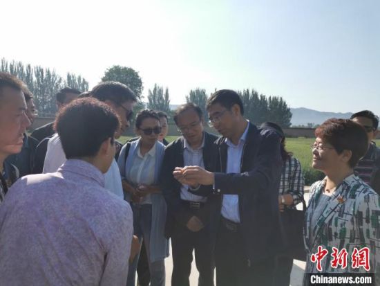 圖為杜德志在基層調(diào)研。受訪者供圖