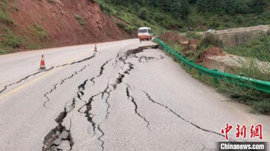 圖為發(fā)生路基下沉滑移險情的路段。果洛公路總段供圖