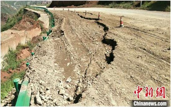 圖為發(fā)生路基下沉滑移險情的路段。果洛公路總段供圖