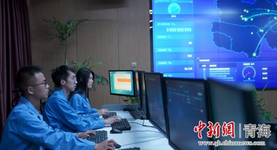 圖為國網青海電力大數據中心工作人員正在監(jiān)控綠電相關數據。王國棟攝