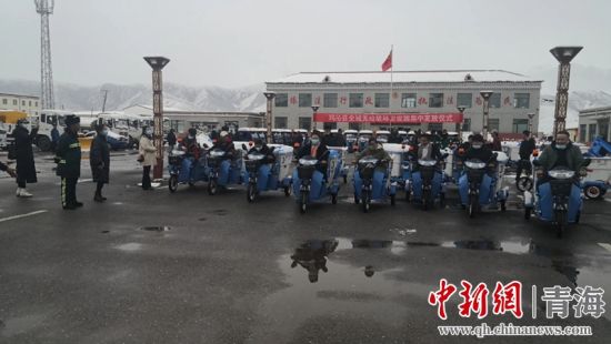 圖為環(huán)衛(wèi)設施集中發(fā)放儀式現(xiàn)場。甘恩超 攝