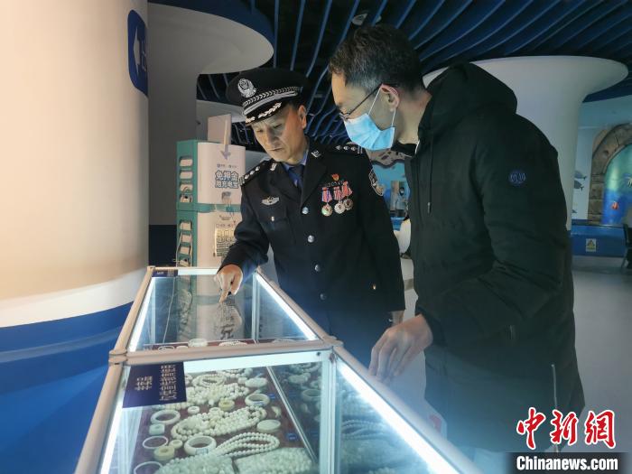 圖為森林警察為游客講解查獲這些象牙制品過(guò)程中發(fā)生的真實(shí)故事。　文思睿 攝