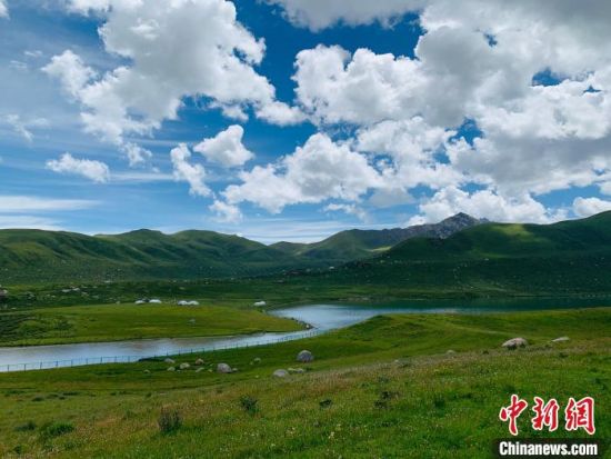 圖為果洛州境內(nèi)的年保玉則。（資料圖）　孫?！z