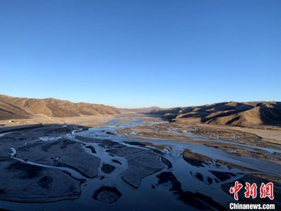 圖為三江源腹地，黃河流經(jīng)達(dá)日縣。（資料圖） 孫睿 攝 　　