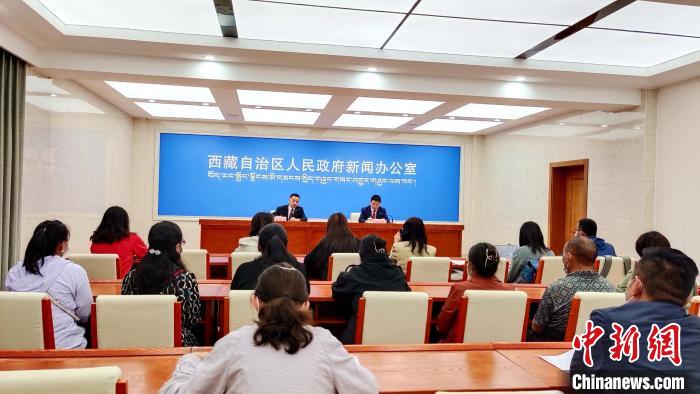 圖為西藏阿里地區(qū)在拉薩召開新聞發(fā)布會(huì)，發(fā)布西藏和平解放70年來阿里地區(qū)經(jīng)濟(jì)社會(huì)發(fā)展成就?！∝暽＠?攝