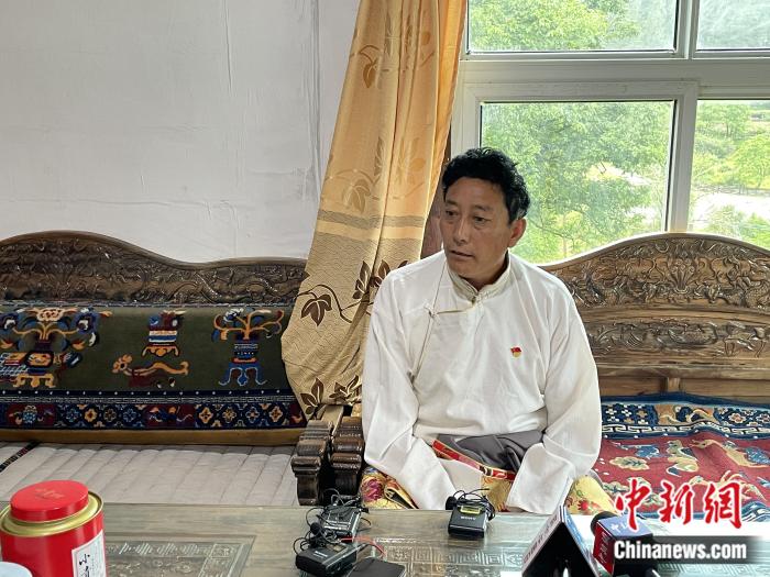 巴卡村黨支部書記、村委會(huì)主任尼瑪次仁。周璟 攝