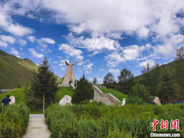 圖為三江源自然保護區(qū)紀念碑?！∏嗪Ｊ∥幕吐糜螐d供圖