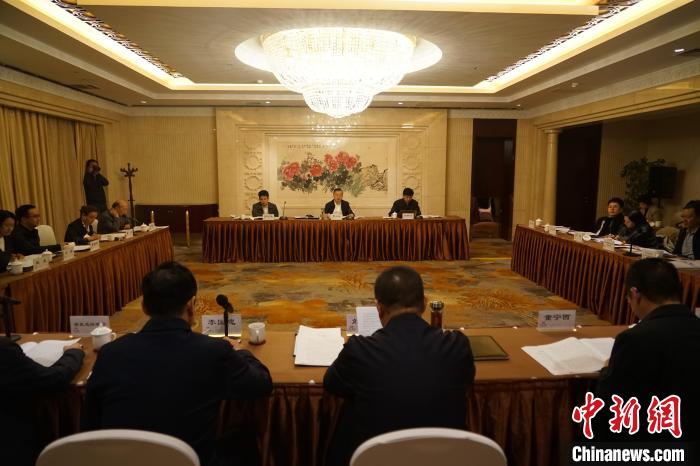 圖為座談會現(xiàn)場?！∨擞隄?攝
